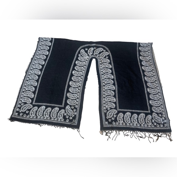 29 Palms Shawl Fringed Paisley Grey/Black One Size - Picture 2 of 7
